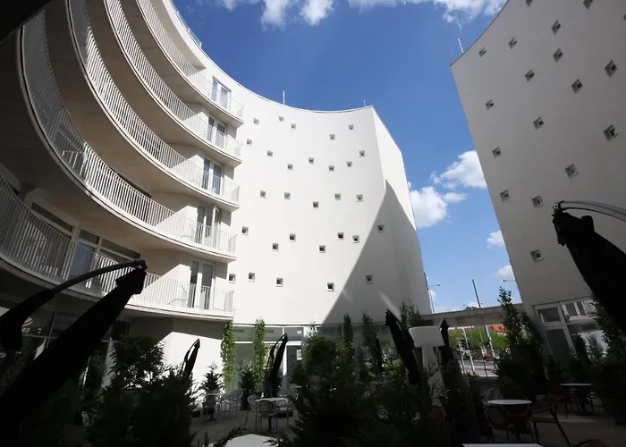 Parizs Garden Apartments